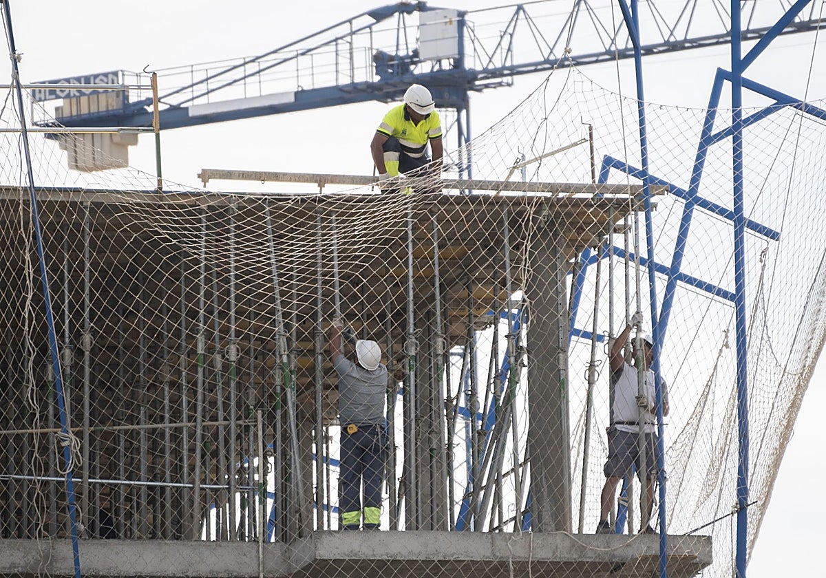 Trabajadores en una obra en Badajoz.