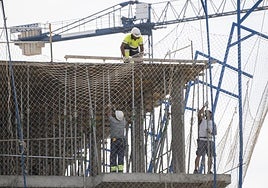 Trabajadores en una obra en Badajoz.