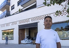 Meengg Rong, uno de los socios del nuevo restaurante japonés que abrirá en noviembre en Ronda de San Francisco, delante del local.