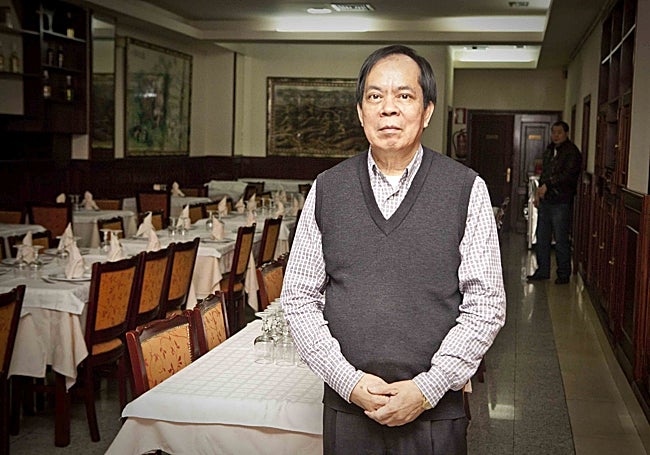 Han Xiong Zheng-Peng posa en 2014 dentro del restaurante que inauguró en 1987, el primero de la ciudad.