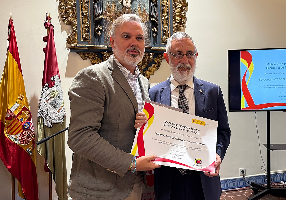 Pizarro entrega un copia de la declaración al subdelegado del Gobierno en Cáceres.