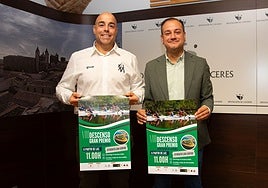 Marcos Sánchez, presidente de la Federación Extremeña de Piragüismo, y el Pablo Miguel López, diputado de Deportes.