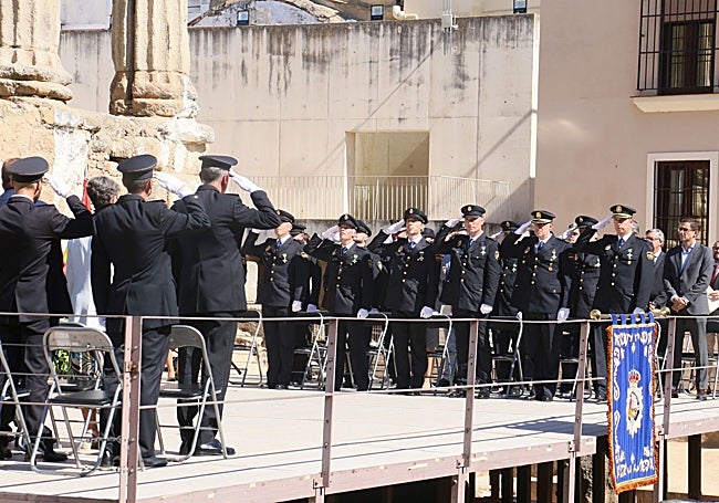 Agentes de Policía durante la interpretación del himno nacional.