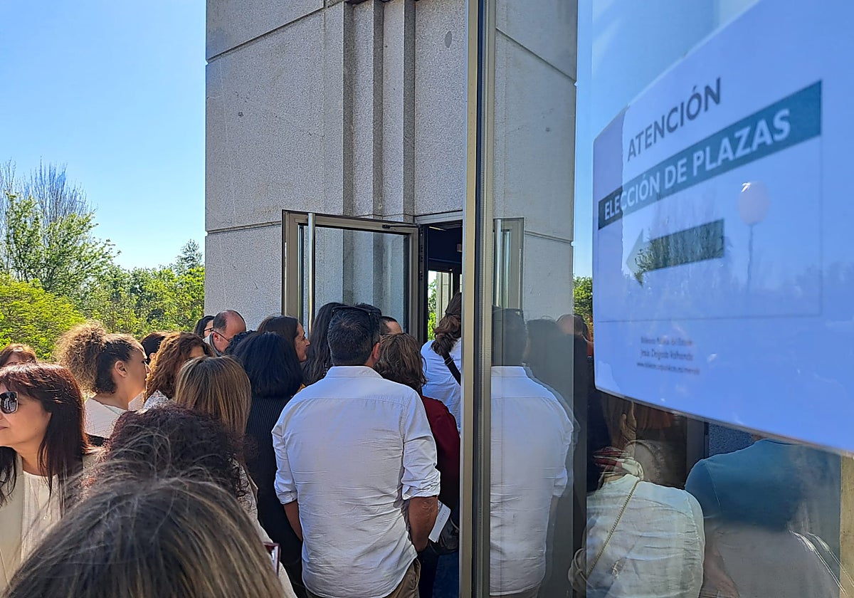 Aspirantes acceden a uno de los llamamientos de la Junta para elegir plazas de estabilización.