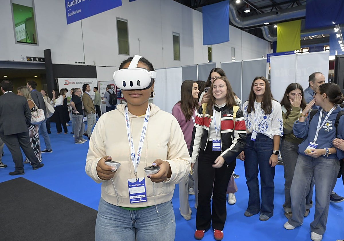 Una asistente prueba unas gafas de realidad virtual en Potencia Digital 2025.