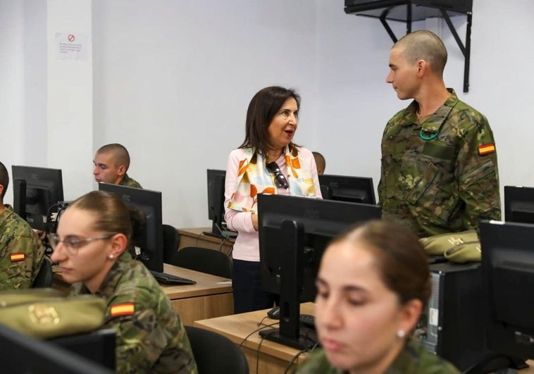 La ministra de Defensa agradece a los alumnos del Cefot de Cáceres el trabajo «por la paz»