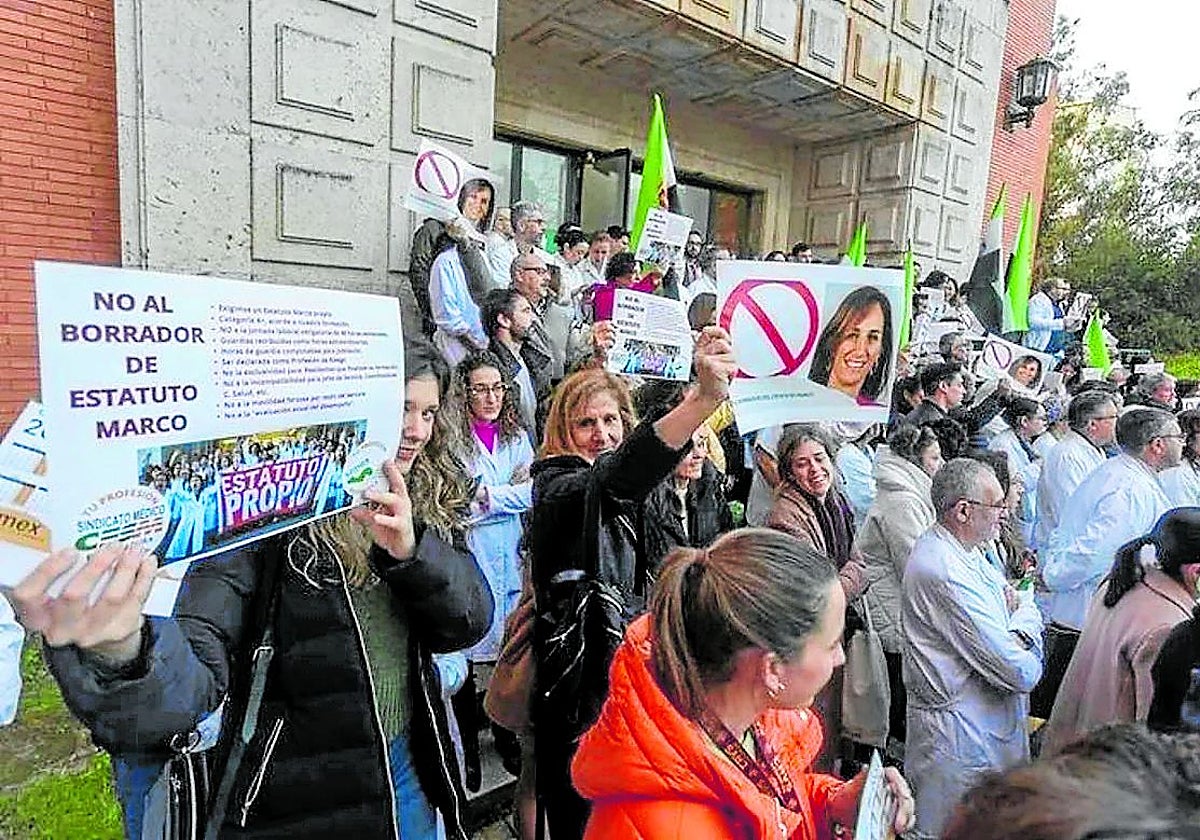 Protesta de médicos en Cáceres contra el Estatuto Marco el pasado mes de febrero.