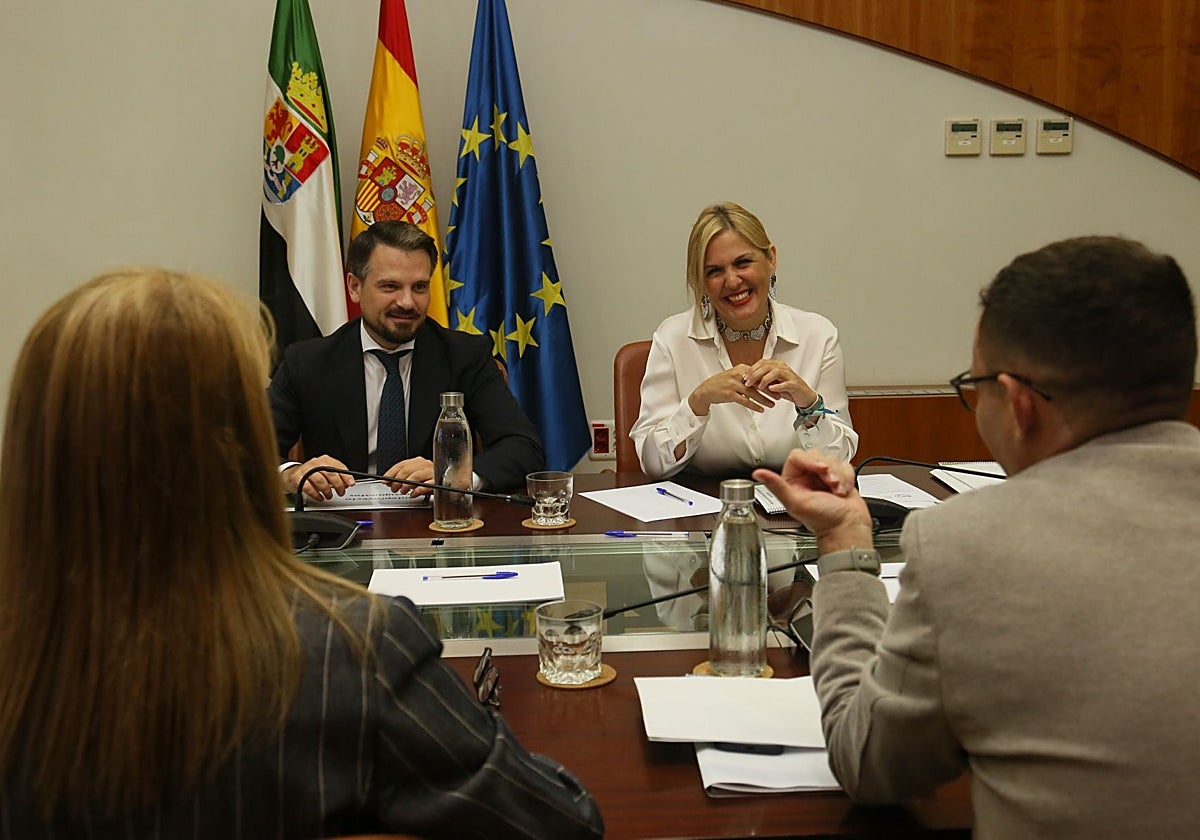 Los consejeros de Presidencia y Hacienda, Abel Bautista y Elena Manzano, en las reuniones para la negociación de los presupuestos de 2026.