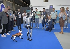 El robot con mascota ha sido uno de los grandes atractivos de la feria.