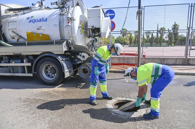Badajoz se prepara para las lluvias con la limpieza de desagües y alcantarillas