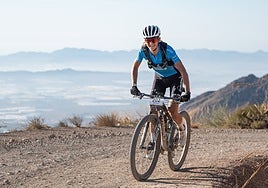 Natalia Fischer con el maillot azul de líder camino de Tabernas.