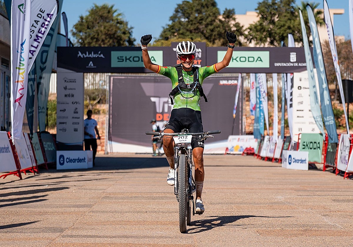 Natalia Fischer se estrena con victoria en la Titán Desert Almería