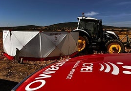 Imagen de los equipos de bomberos del Cpei de la Diputación de Badajoz trabajando en el lugar para liberar a la víctima.