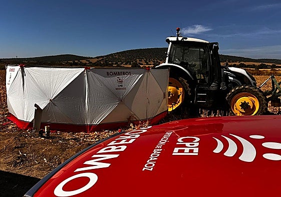 Imagen de los equipos de bomberos del Cpei de la Diputación de Badajoz trabajando en el lugar para liberar a la víctima.