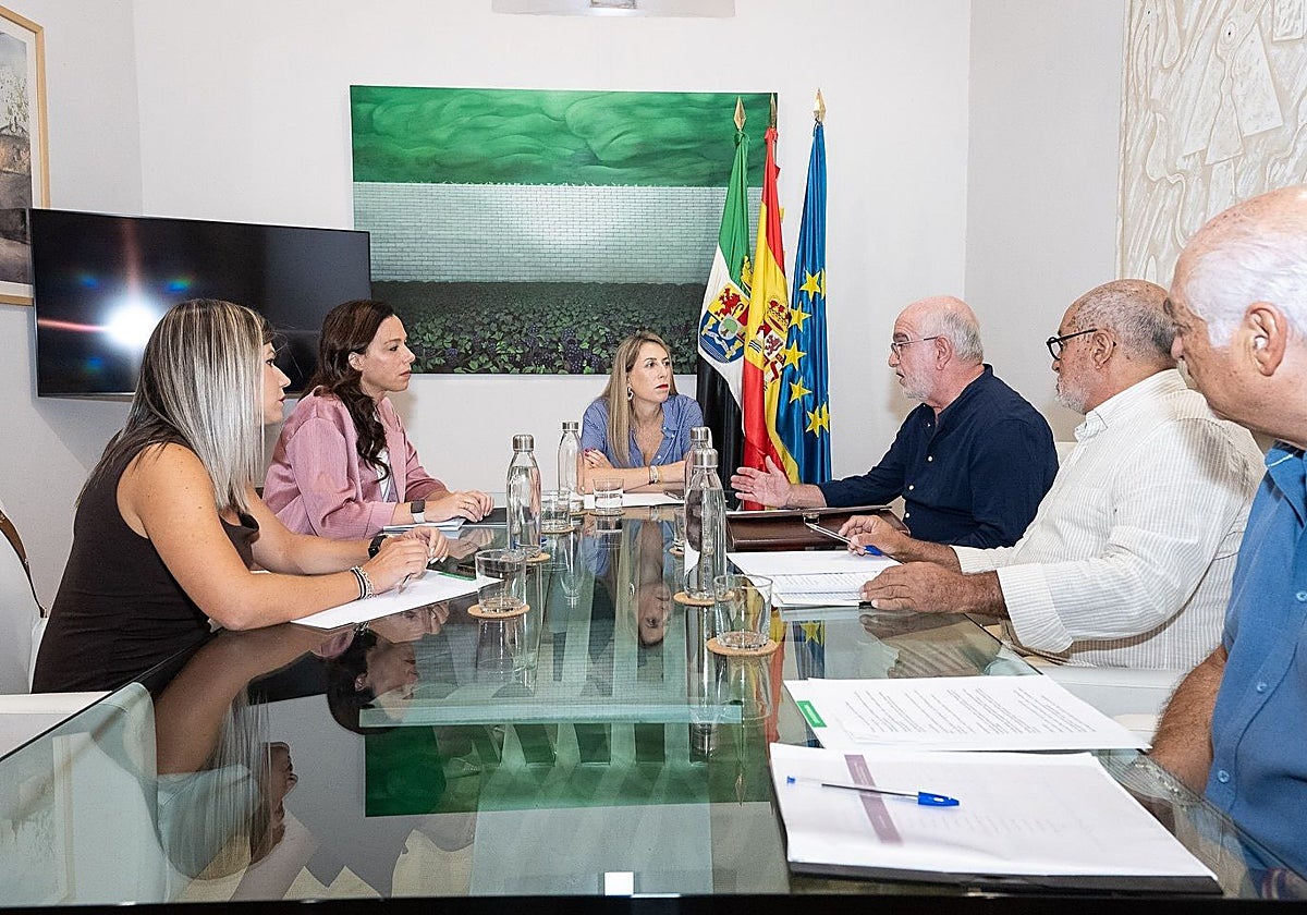 Reunión de Guardiola, la consejera de Salud y la gerente del área de Cáceres con representantes de la plataforma  para la reapertura de Cirugía Vascular en Cáceres el pasado mes de agosto.