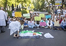 Protesta de médicos frente a la Subdelegación del Gobierno en Cáceres este viernes, 3 de octubre.
