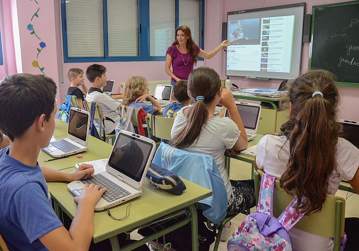 Imagen de archivo de un aula extremeña con un ordenador por cada alumno.