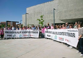 Una de las protestas por la equiparación salarial que han llevado a cabo los sindicatos docentes.