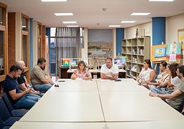 Reunión del alcalde y de la delegada de Festejos con representantes de agrupaciones del Carnaval Romano.