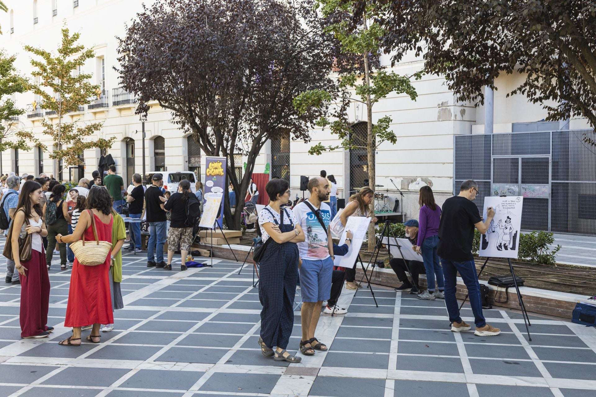 Fotos | El cómic invade el Paseo de San Francisco de Badajoz