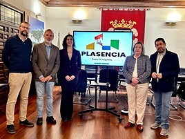 Los portavoces munipales,en marzo, tras remitir alMinisterio el proyecto diseñadopara el Plan Edil.