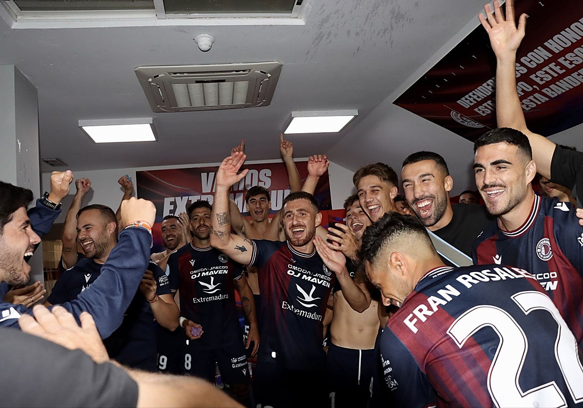 Los jugadores del Extremeadura celebran un victoria en el vestuario.
