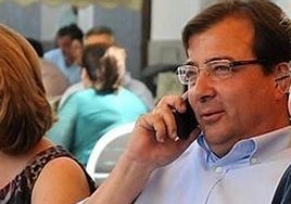 Guillermo Fernández Vara hablando por teléfono.