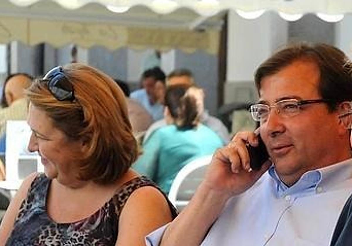 Guillermo Fernández Vara hablando por teléfono.