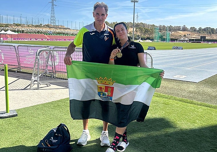 Paula Carreira posa con la medalla de oro conseguida para Extremadura junto a su entrenador Antonio Fuentes.