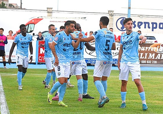 Los jugadores del Coria celebran el gol de Dawda ante el Moscardó.