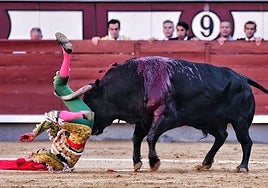 Momento del percance de Emilio de Justo este viernes en Las Ventas.