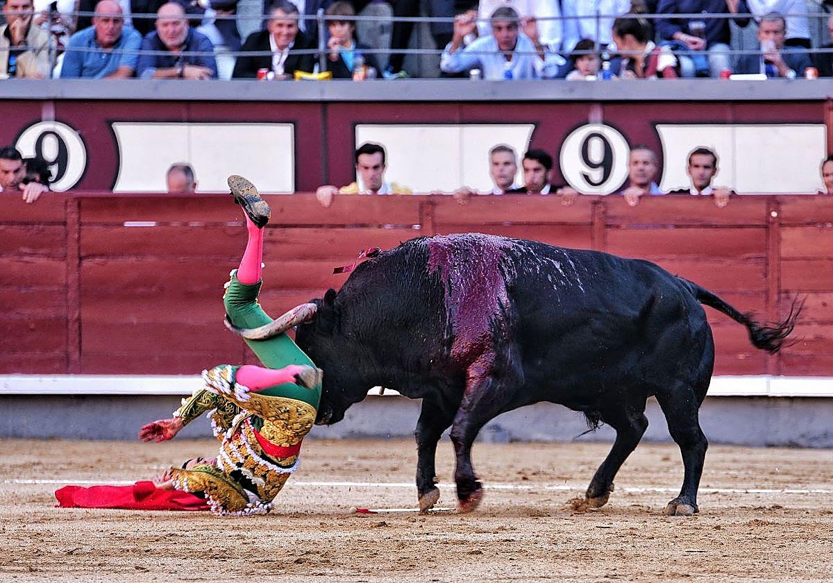 Momento del percance de Emilio de Justo este viernes en Las Ventas.