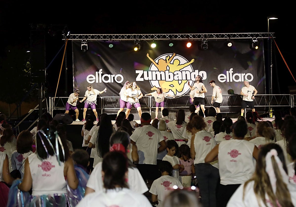 Cientos de personas han practicado zuma este sábado en el centro comercial El Faro.