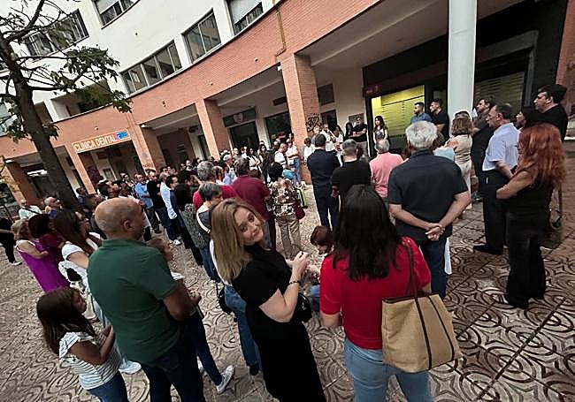 Miembros del PSOE en la sede local de Cáceres.