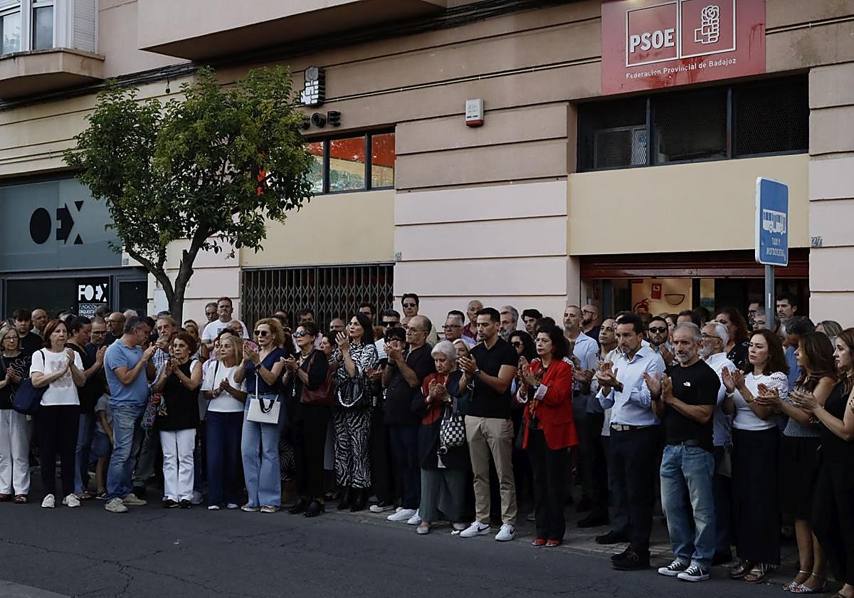 Militantes socialistas ante la sede del PSOE en Ronda del Pilar, en Badajoz.