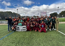 Los jugadores del Badajoz juvenil celebran la victoria en Burgos junto a sus familiares.