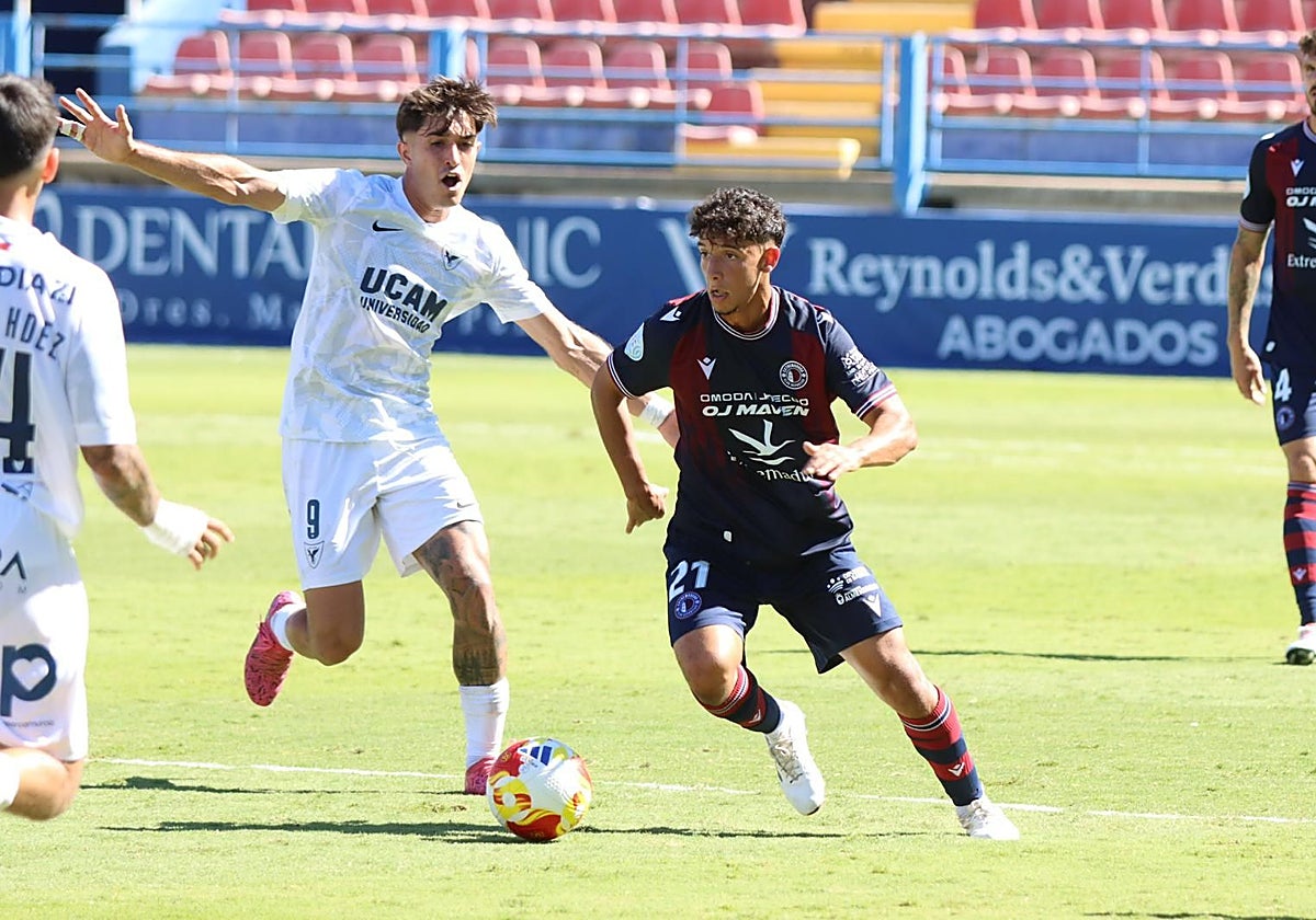 Usama durante el partido del Extremadura ante el UCAM Murcia.