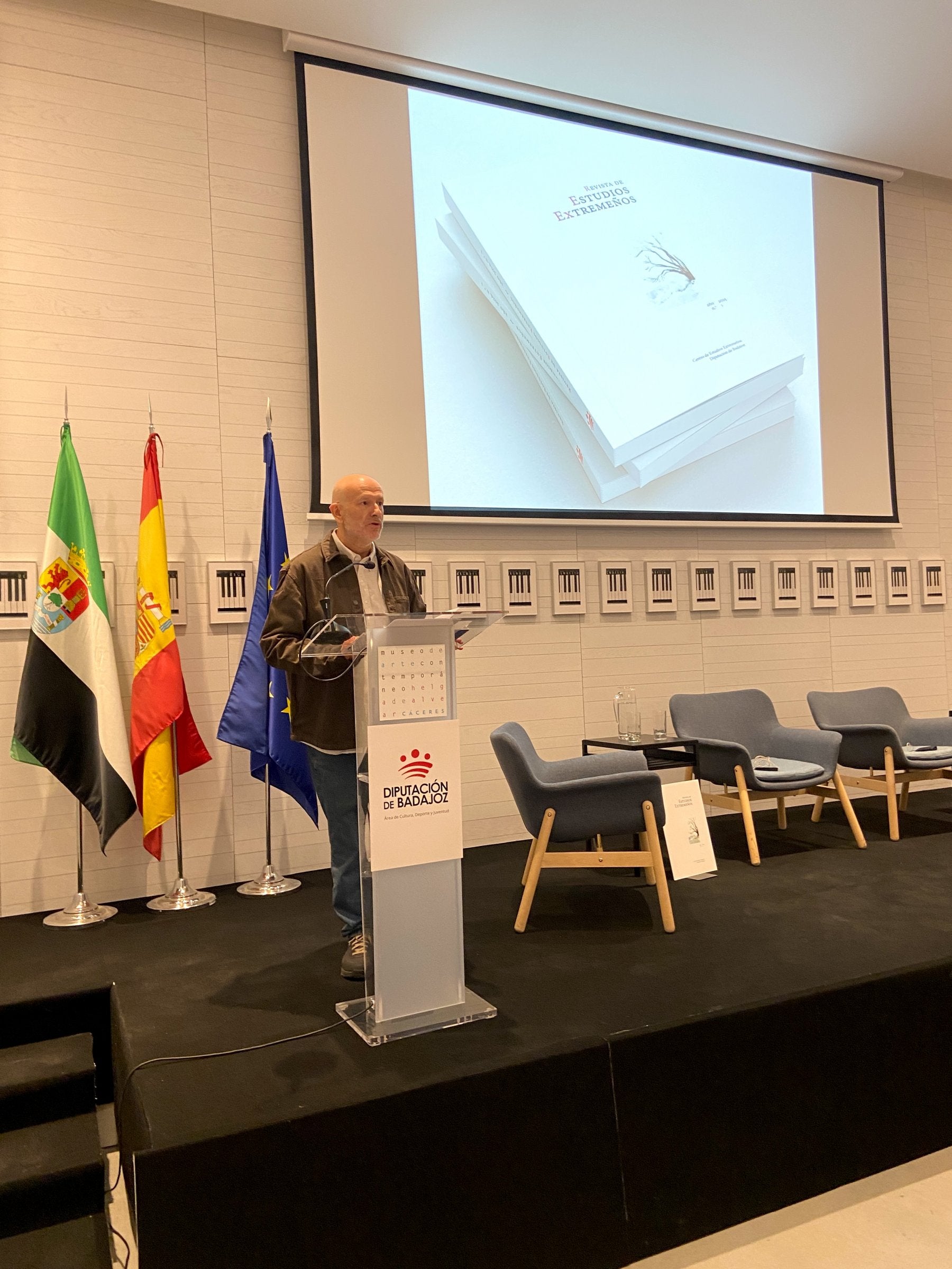 Luis Sáez presentando la Revista de Estudios Extremeños.