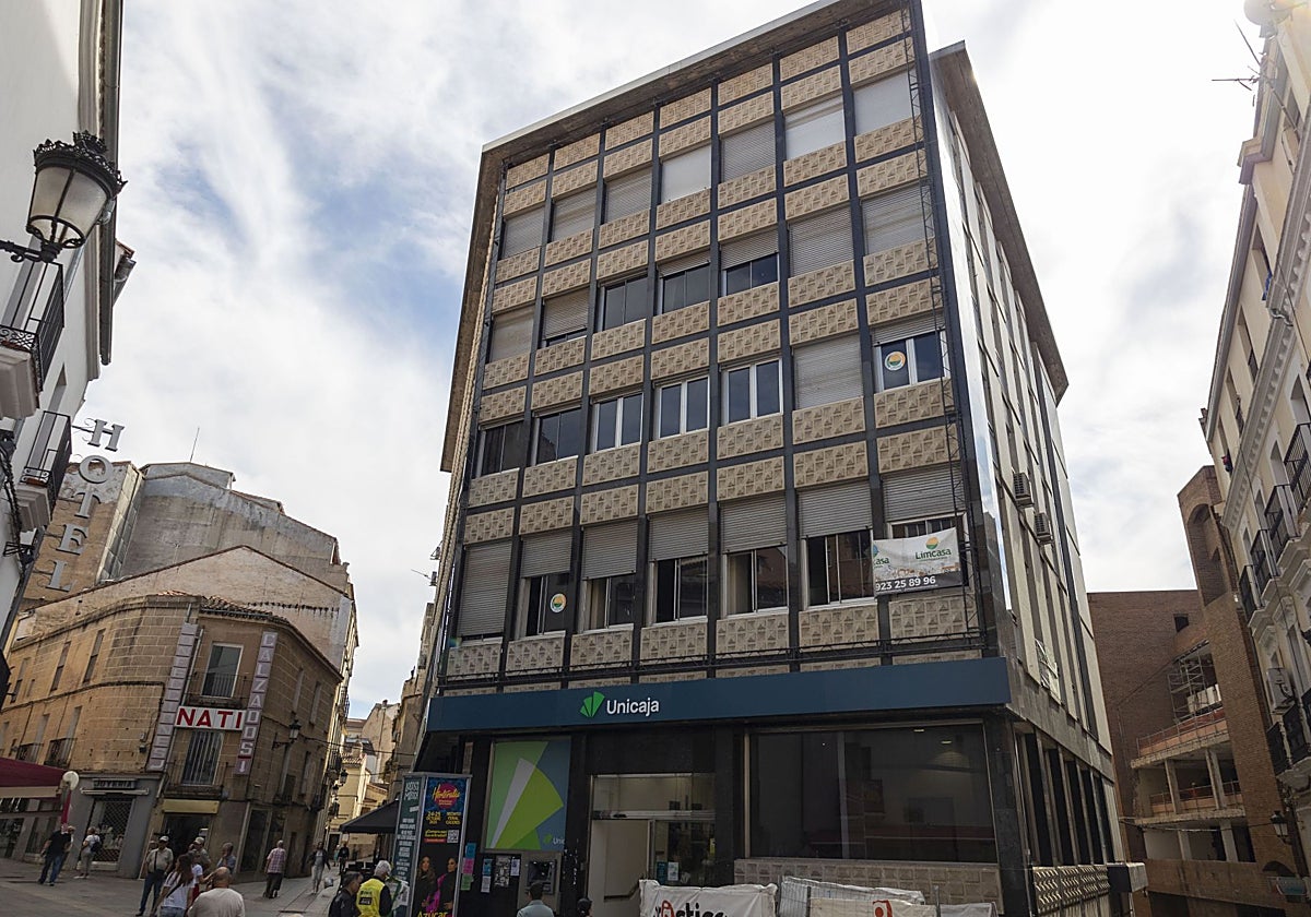 El edificio de Unicaja, situado en la calle San Pedro, está en obras de reforma.