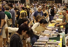 Pasillo repleto de público en la jornada del sábado en Ifeme, para la Feria del Coleccionismo.