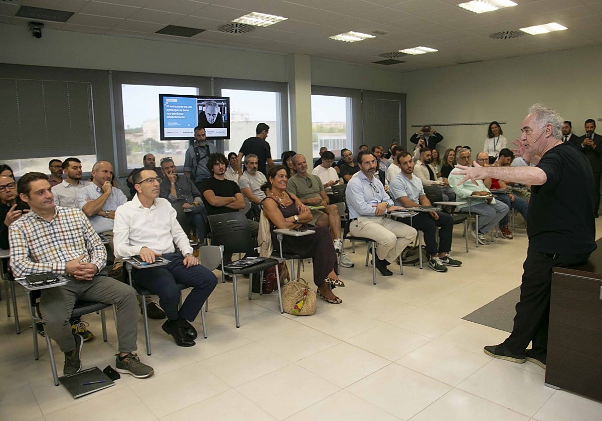 Ferran Adrià, esta mañana en Mérida, en la Escuela de Hostelería, en el curso de restauración.