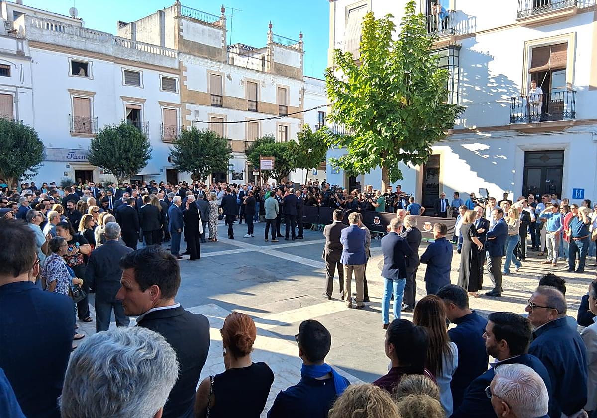 Fotos | Cientos de personas despiden a Guillermo Fernández Vara en Olivenza