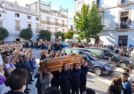 Vecinos de Olivenza esta mañana en el funeral de Guillermo Fernández Vara.