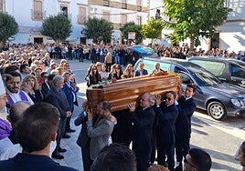 Cientos de personas despiden a Guillermo Fernández Vara en Olivenza