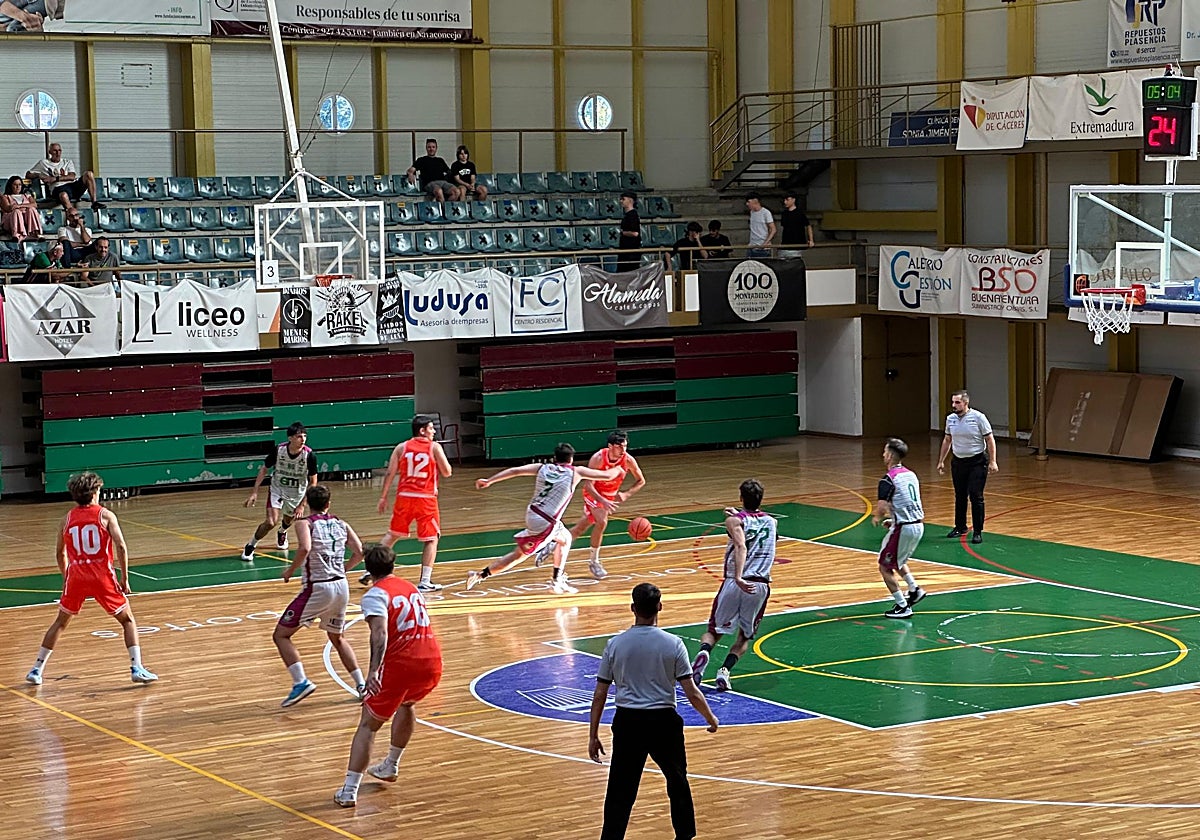 Partido entre el Electromercantil Plasencia y el filial del Sagrado Corazón.