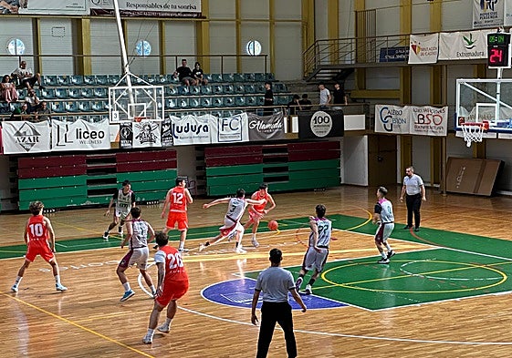 Partido entre el Electromercantil Plasencia y el filial del Sagrado Corazón.