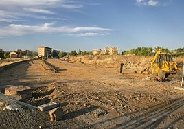 Una máquina ayer sobre el terreno el nuevo tramo que se urbanizará junto al colegio Ciudad de Mérida.