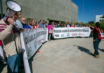 Más de 16.000 maestros y profesores extremeños están llamados hoy a la huelga