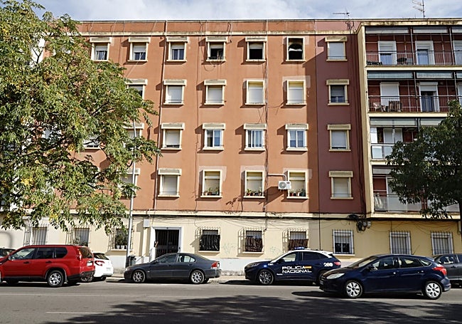 La Policía Nacional ayer en el registro en Santa Marina 54.