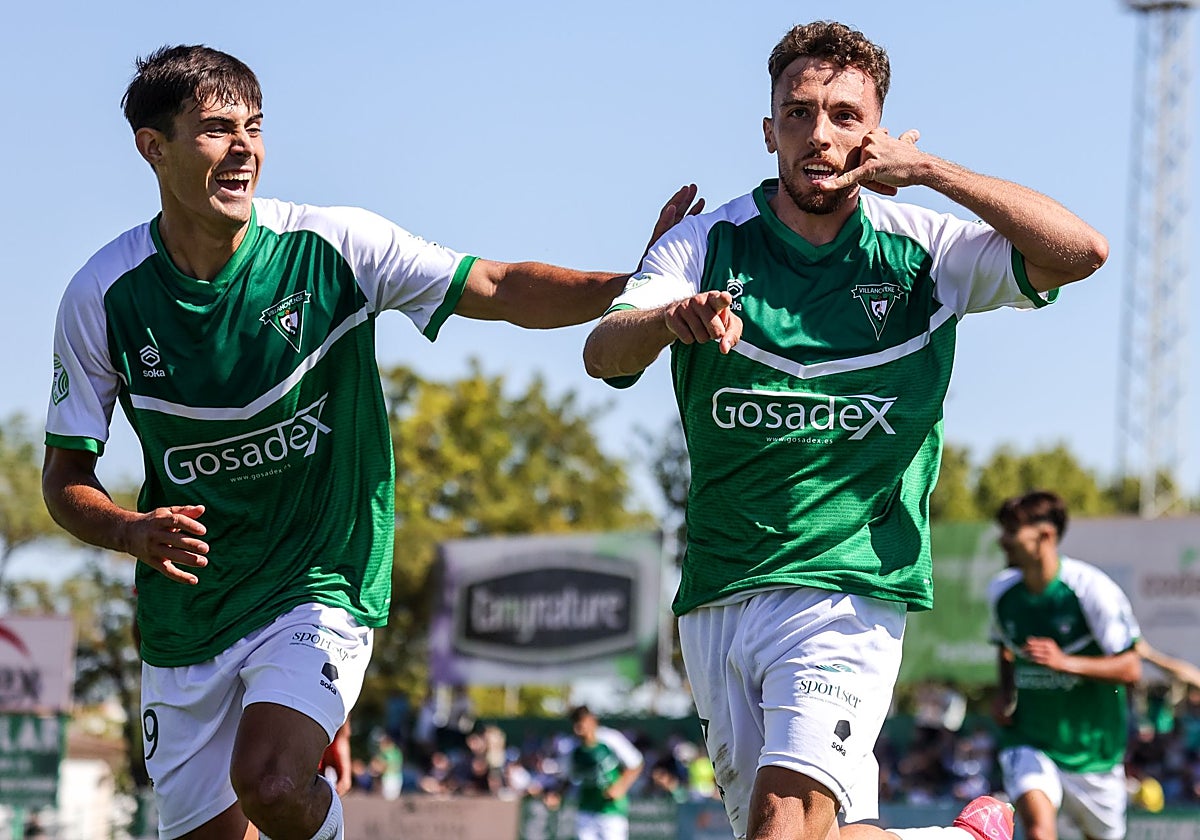 Ángel Carrasco celebra uno de sus dos goles con el Villanovense en un partido anterior ante el Gévora junto a Asier Álvarez.